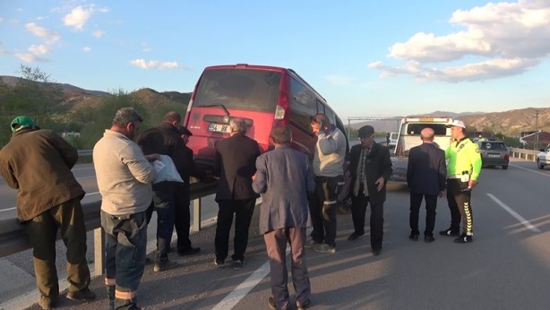 Foto - Bariyere çıkan aracı kurtarırken altında kalıyorlardı