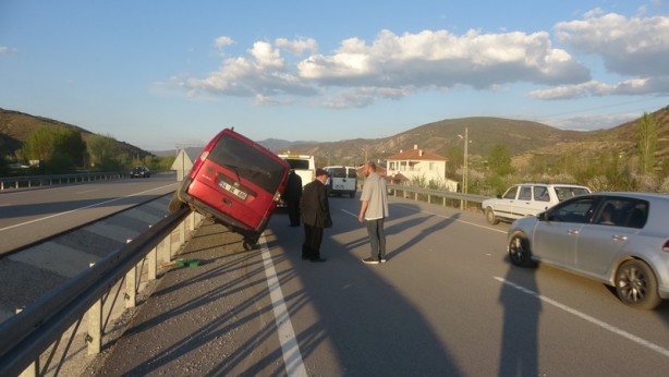 Foto - Bariyere çıkan aracı kurtarırken altında kalıyorlardı