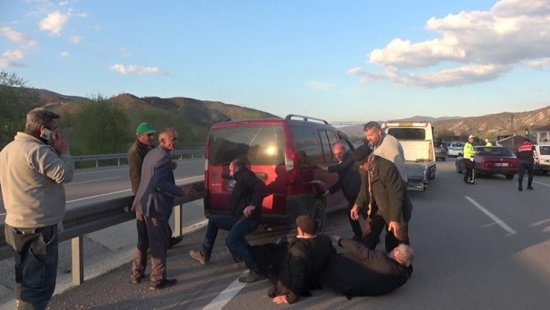 Bariyere çıkan aracı kurtarırken altında kalıyorlardı