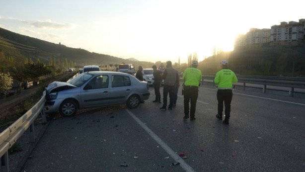 Foto - Bariyere çıkan aracı kurtarırken altında kalıyorlardı