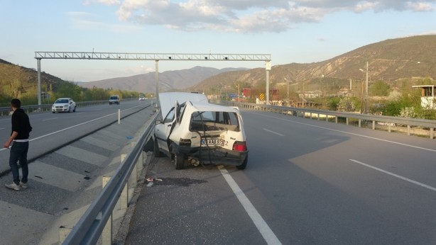 Foto - Bariyere çıkan aracı kurtarırken altında kalıyorlardı
