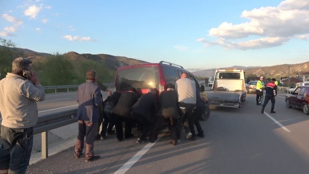 Foto - Bariyere çıkan aracı kurtarırken altında kalıyorlardı