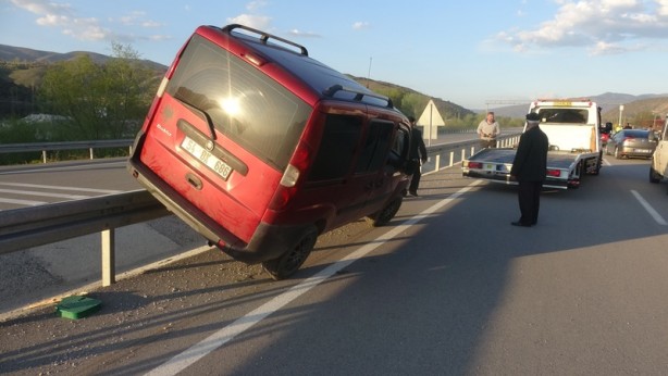 Foto - Bariyere çıkan aracı kurtarırken altında kalıyorlardı