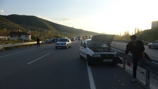 Foto - Bariyere çıkan aracı kurtarırken altında kalıyorlardı
