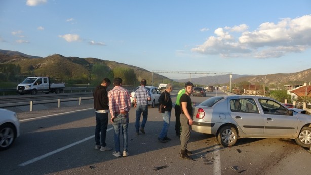 Foto - Bariyere çıkan aracı kurtarırken altında kalıyorlardı