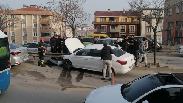 Foto - Bariyerlere ok gibi saplandı, yara almadan kurtuldu