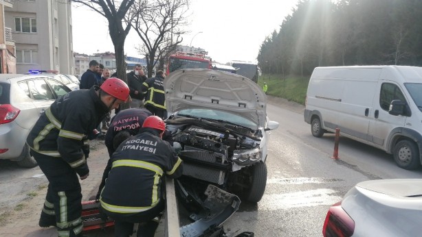 Foto - Bariyerlere ok gibi saplandı, yara almadan kurtuldu