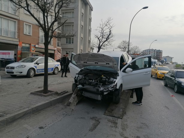 Foto - Bariyerlere ok gibi saplandı, yara almadan kurtuldu