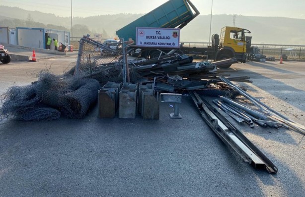 Bariyerleri çalan zanlılar tutuklandı