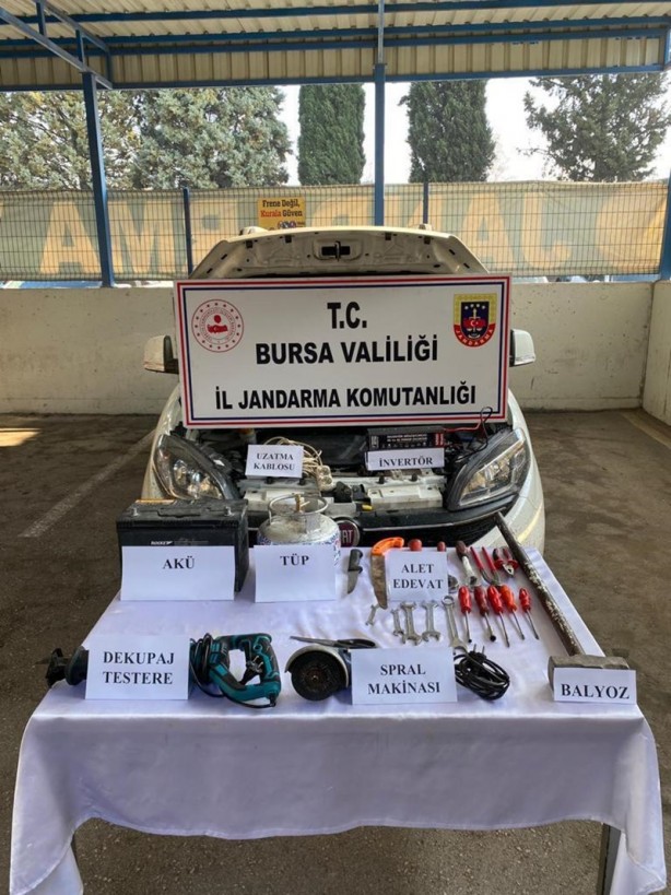 Foto - Bariyerleri çalan zanlılar tutuklandı