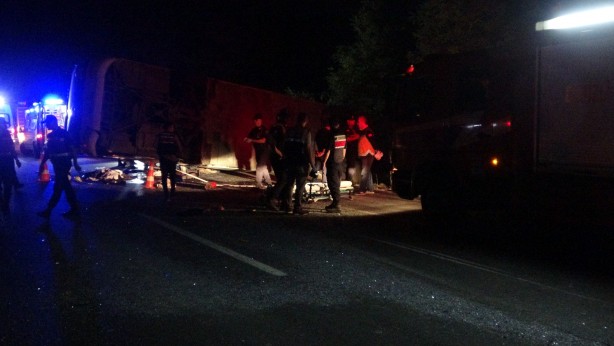 Foto - Bariyerleri yıkıp karşı şeride geçen tır otobüse çarptı: 6 ölü, 43 yaralı