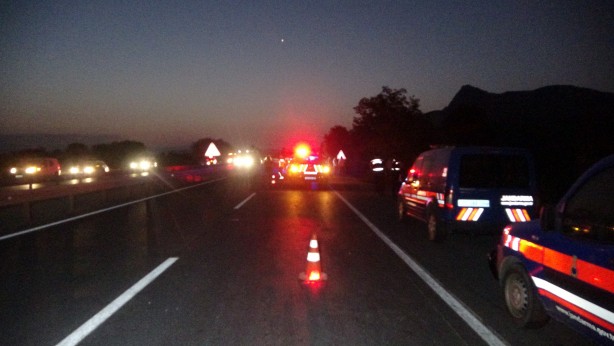 Foto - Bariyerleri yıkıp karşı şeride geçen tır otobüse çarptı: 6 ölü, 43 yaralı