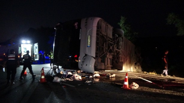 Foto - Bariyerleri yıkıp karşı şeride geçen tır otobüse çarptı: 6 ölü, 43 yaralı