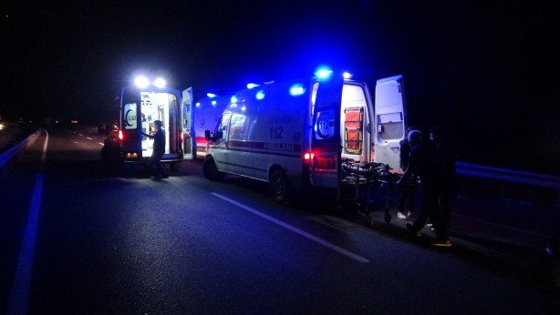 Foto - Bariyerleri yıkıp karşı şeride geçen tır otobüse çarptı: 6 ölü, 43 yaralı