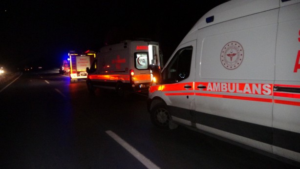 Foto - Bariyerleri yıkıp karşı şeride geçen tır otobüse çarptı: 6 ölü, 43 yaralı