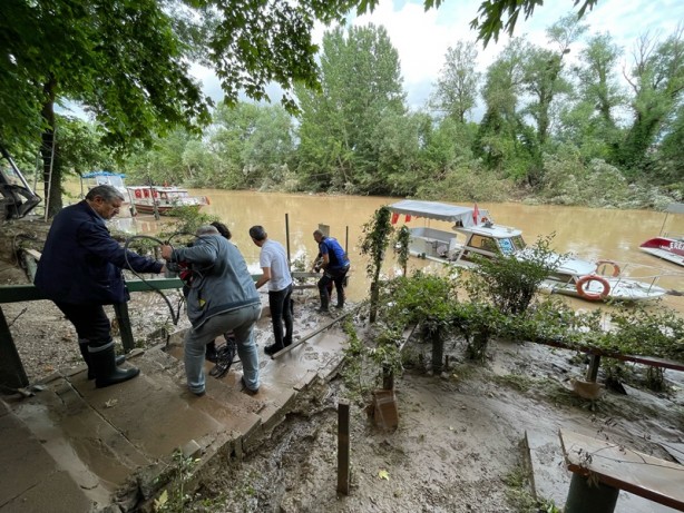 Foto - Bartın'da su alan gezi teknesi kurtarıldı