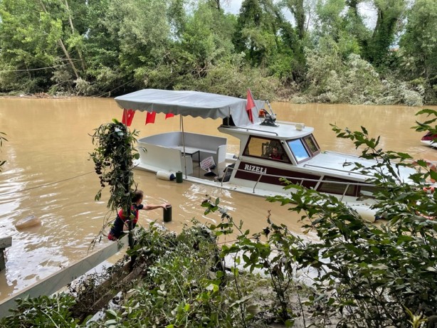 Foto - Bartın'da su alan gezi teknesi kurtarıldı