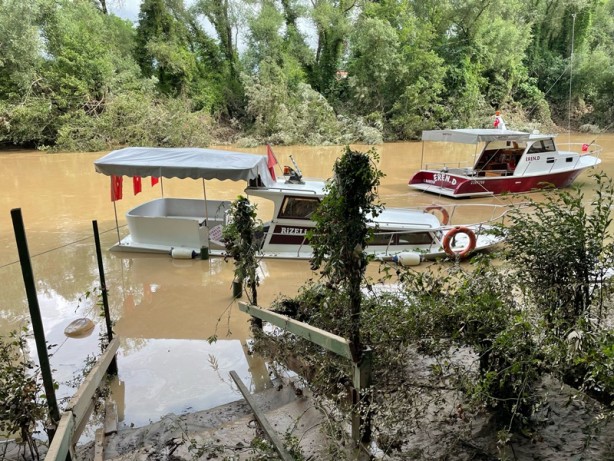 Foto - Bartın'da su alan gezi teknesi kurtarıldı