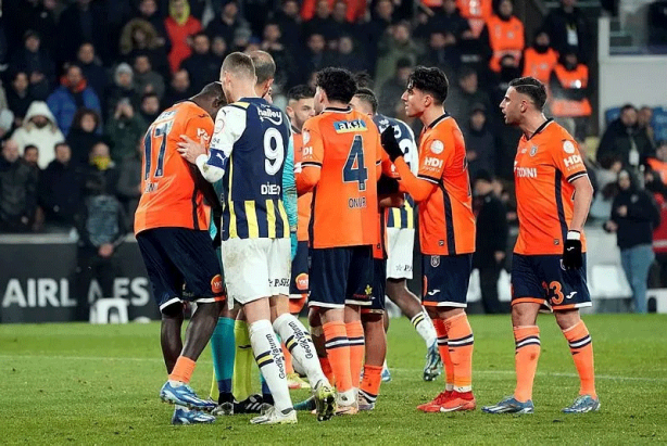 Foto - Başakşehir-Fenerbahçe maçında saha karıştı! Deniz Türüç çılgına döndü, kimse sakinleştiremedi...