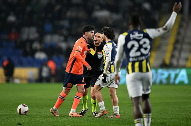 Foto - Başakşehir-Fenerbahçe maçında saha karıştı! Deniz Türüç çılgına döndü, kimse sakinleştiremedi...