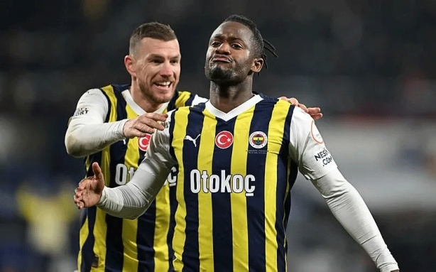 Foto - Başakşehir-Fenerbahçe maçında saha karıştı! Deniz Türüç çılgına döndü, kimse sakinleştiremedi...