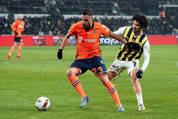 Foto - Başakşehir-Fenerbahçe maçında saha karıştı! Deniz Türüç çılgına döndü, kimse sakinleştiremedi...