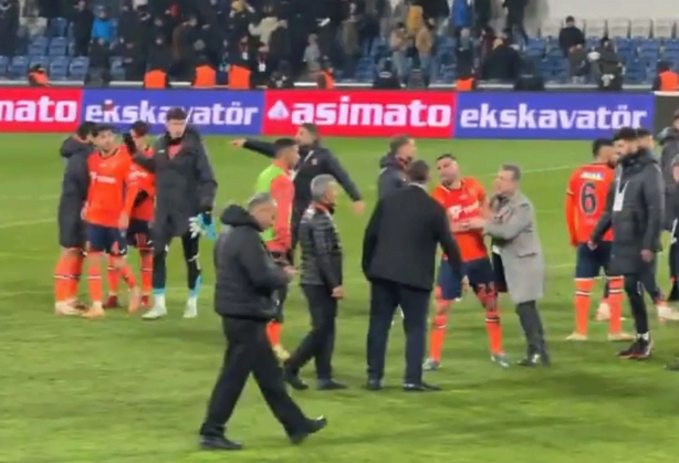 Foto - Başakşehir-Fenerbahçe maçında saha karıştı! Deniz Türüç çılgına döndü, kimse sakinleştiremedi...