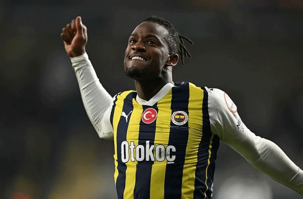Foto - Başakşehir-Fenerbahçe maçında saha karıştı! Deniz Türüç çılgına döndü, kimse sakinleştiremedi...
