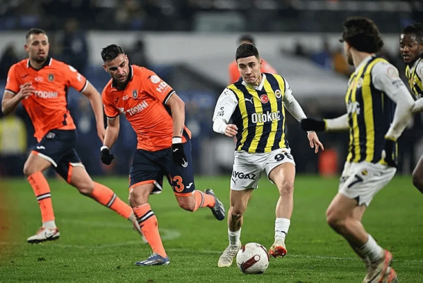 Foto - Başakşehir-Fenerbahçe maçında saha karıştı! Deniz Türüç çılgına döndü, kimse sakinleştiremedi...