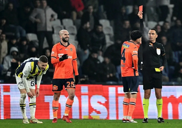 Foto - Başakşehir-Fenerbahçe maçında saha karıştı! Deniz Türüç çılgına döndü, kimse sakinleştiremedi...