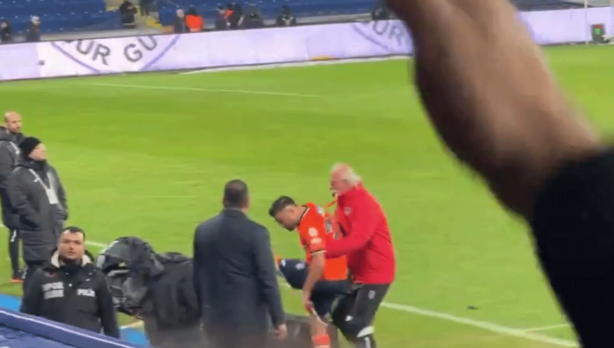 Foto - Başakşehir-Fenerbahçe maçında saha karıştı! Deniz Türüç çılgına döndü, kimse sakinleştiremedi...