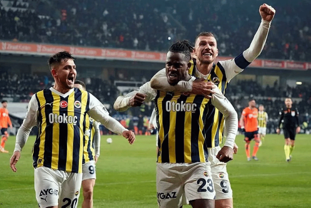 Foto - Başakşehir-Fenerbahçe maçında saha karıştı! Deniz Türüç çılgına döndü, kimse sakinleştiremedi...