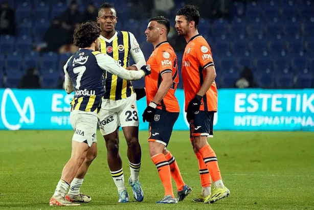Foto - Başakşehir-Fenerbahçe maçında saha karıştı! Deniz Türüç çılgına döndü, kimse sakinleştiremedi...