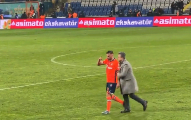 Foto - Başakşehir-Fenerbahçe maçında saha karıştı! Deniz Türüç çılgına döndü, kimse sakinleştiremedi...