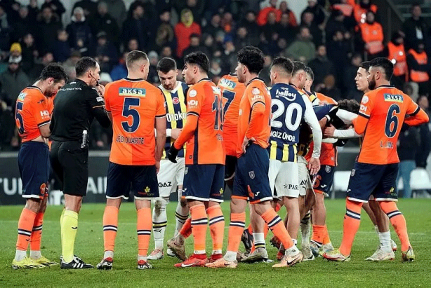 Foto - Başakşehir-Fenerbahçe maçında saha karıştı! Deniz Türüç çılgına döndü, kimse sakinleştiremedi...