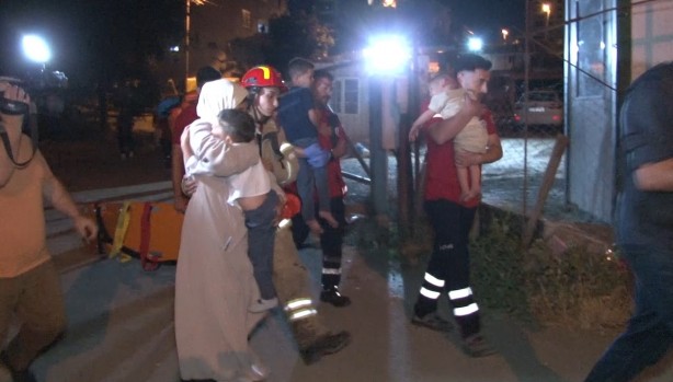 Foto - Başakşehir’de çocuklarını rehin alıp camdan sarkıtan baba gözaltına alındı