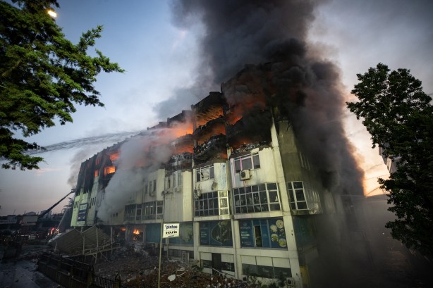 Başakşehir'de fabrikada çıkan yangın hala devam ediyor