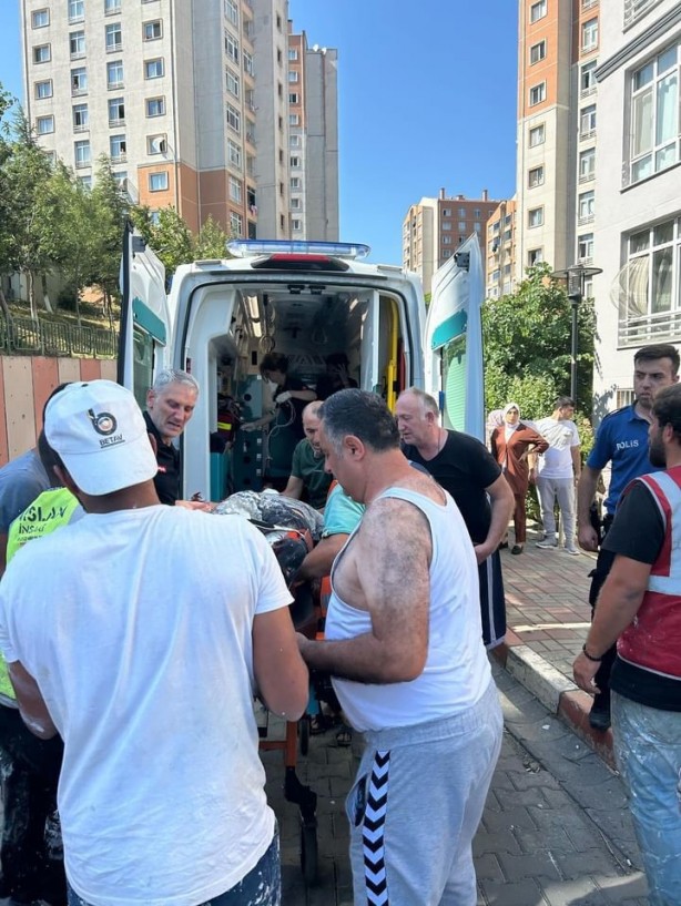 Foto - Başakşehir'de inşaat işçileri çöken iskelenin altında kaldı