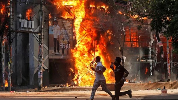 Foto - Başbakanın ülkeden kaçtığı yönetimin devrildiği ülkede hareketli saatler! Bayraktar TB2 SİHA'lar havalandı