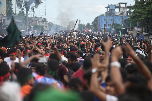 Foto - Başbakanın ülkeden kaçtığı yönetimin devrildiği ülkede hareketli saatler! Bayraktar TB2 SİHA'lar havalandı
