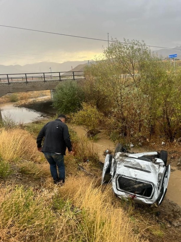 Foto - Başıboş köpek kazaya neden oldu! Araç şarampole uçtu