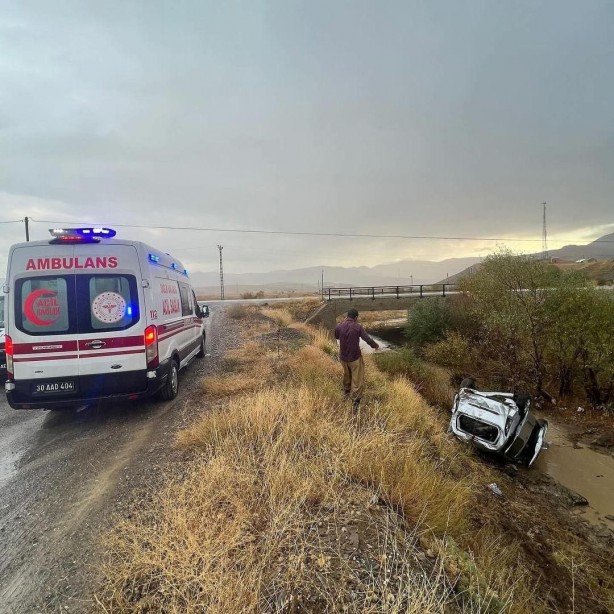 Foto - Başıboş köpek kazaya neden oldu! Araç şarampole uçtu