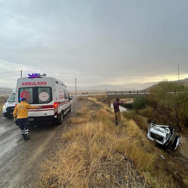 Foto - Başıboş köpek kazaya neden oldu! Araç şarampole uçtu