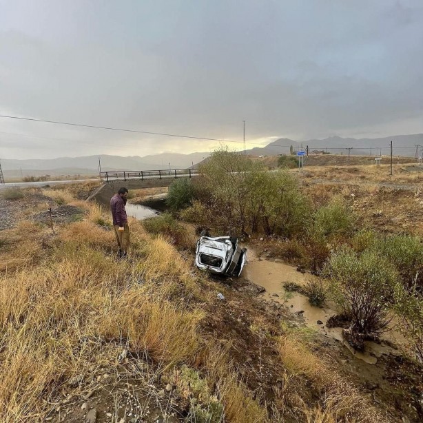 Foto - Başıboş köpek kazaya neden oldu! Araç şarampole uçtu