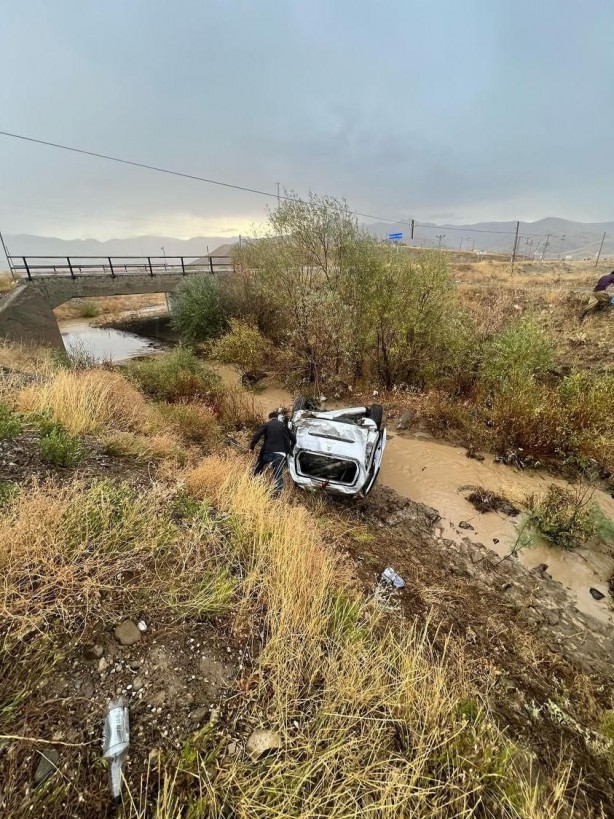 Foto - Başıboş köpek kazaya neden oldu! Araç şarampole uçtu