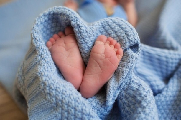 Foto - Başımıza taş yağacak! Bebeklerini 6 kutu bira karşılığında sattılar