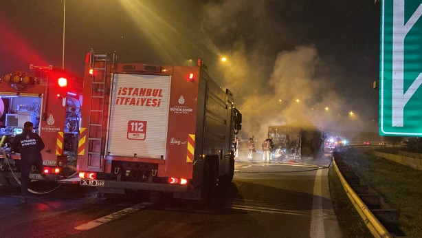 Foto - Basın Ekspres yolunda İETT otobüsü alev alev yandı