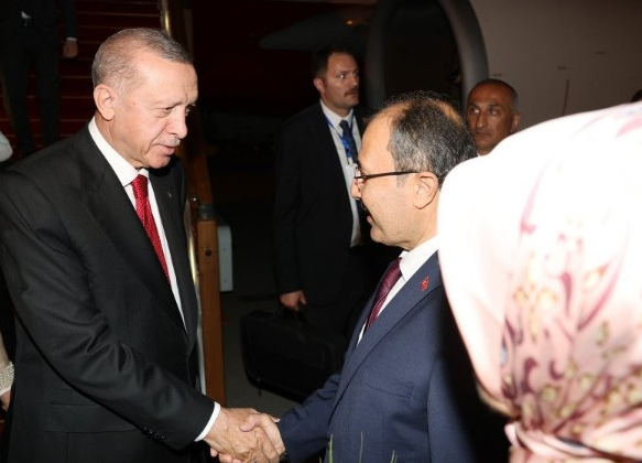 Foto - Başkan Erdoğan Azerbaycan'da! Havalimanında çiçeklerle karşıladılar