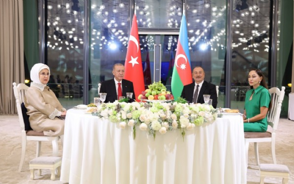 Foto - Başkan Erdoğan Azerbaycan'da! Havalimanında çiçeklerle karşıladılar