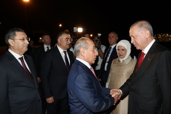Foto - Başkan Erdoğan Azerbaycan'da! Havalimanında çiçeklerle karşıladılar